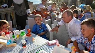 Putyin orosz elnök árvízkárosult családok gyermekeivel, 2019-ben