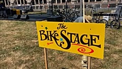 Die Bike Stage ist die Idee der Band Illiterate Light