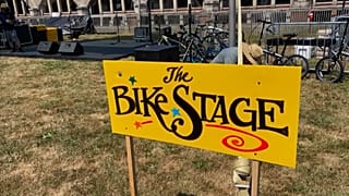 Die Bike Stage ist die Idee der Band Illiterate Light
