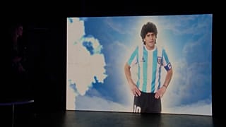 یادبود مارادونا در یک هواپیما