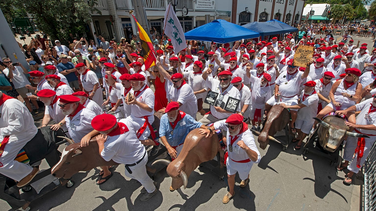 Los imitadores de Ernest Hemingway en el "Encierro de los Toros" anual, el sábado 23 de julio de 2022, en Cayo Hueso, Florida.