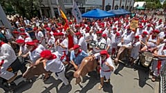 Los imitadores de Ernest Hemingway en el "Encierro de los Toros" anual, el sábado 23 de julio de 2022, en Cayo Hueso, Florida.