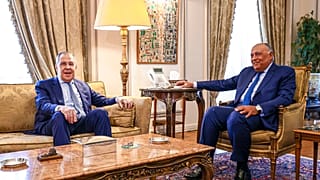 Il ministro russo degli Esteri, Sergei Lavrov, a sinistra, con il suo omologo egiziano