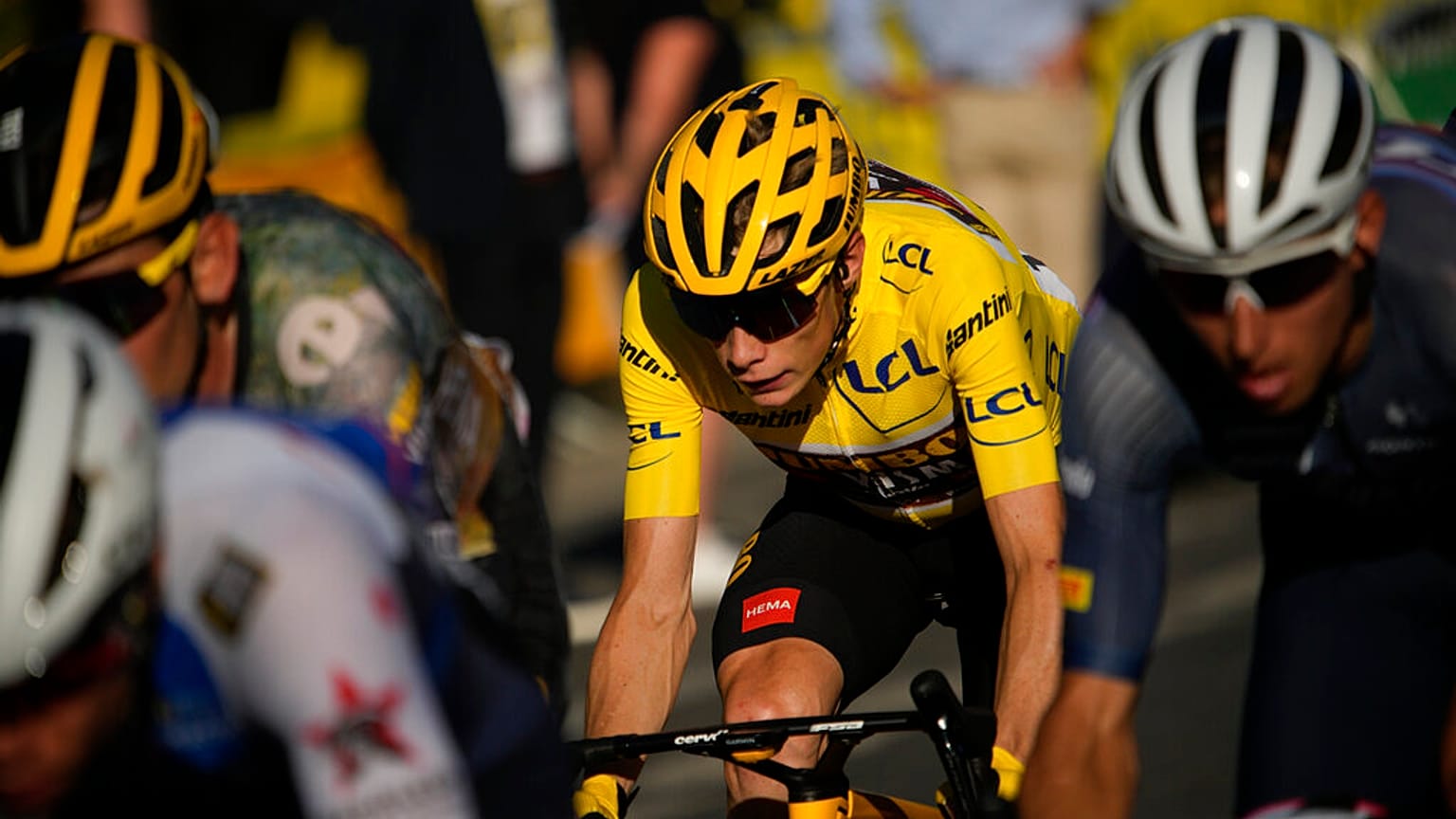 Jonas Vingegaard con el maillot amarillo