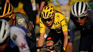 Jonas Vingegaard con el maillot amarillo