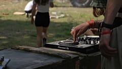 Aufräumen zu Techno-Sounds - das hat sich die Organisation "Repair Together" auf die Fahne geschrieben