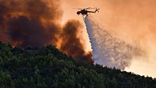 Ρίψη νερού από εναέριο μέσο της Πυροσβεστικής (Φωτογραφία αρχείου)