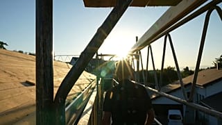 Des charpentiers travaillant tôt le matin pour éviter les chaleurs extrêmes. 