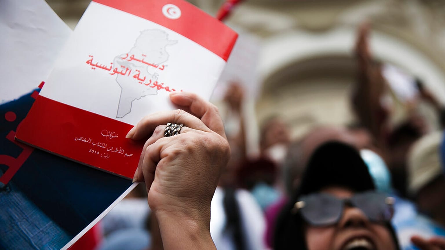 متظاهر يحمل نسخة من الدستور التونسي خلال احتجاج على الرئيس التونسي قيس سعيد في تونس العاصمة، السبت 18 سبتمبر 2021. 