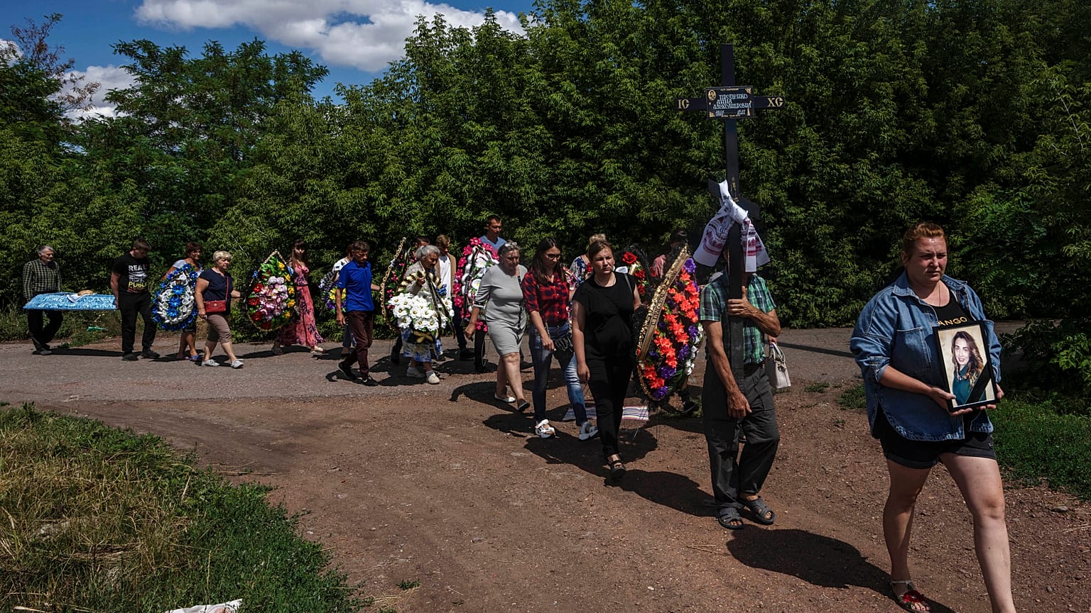 Ucranianos dirigiéndose al funeral de Anna Protsenko, asesinada por un misil ruso, tras volver a Pokrovsk, su ciudad natal.