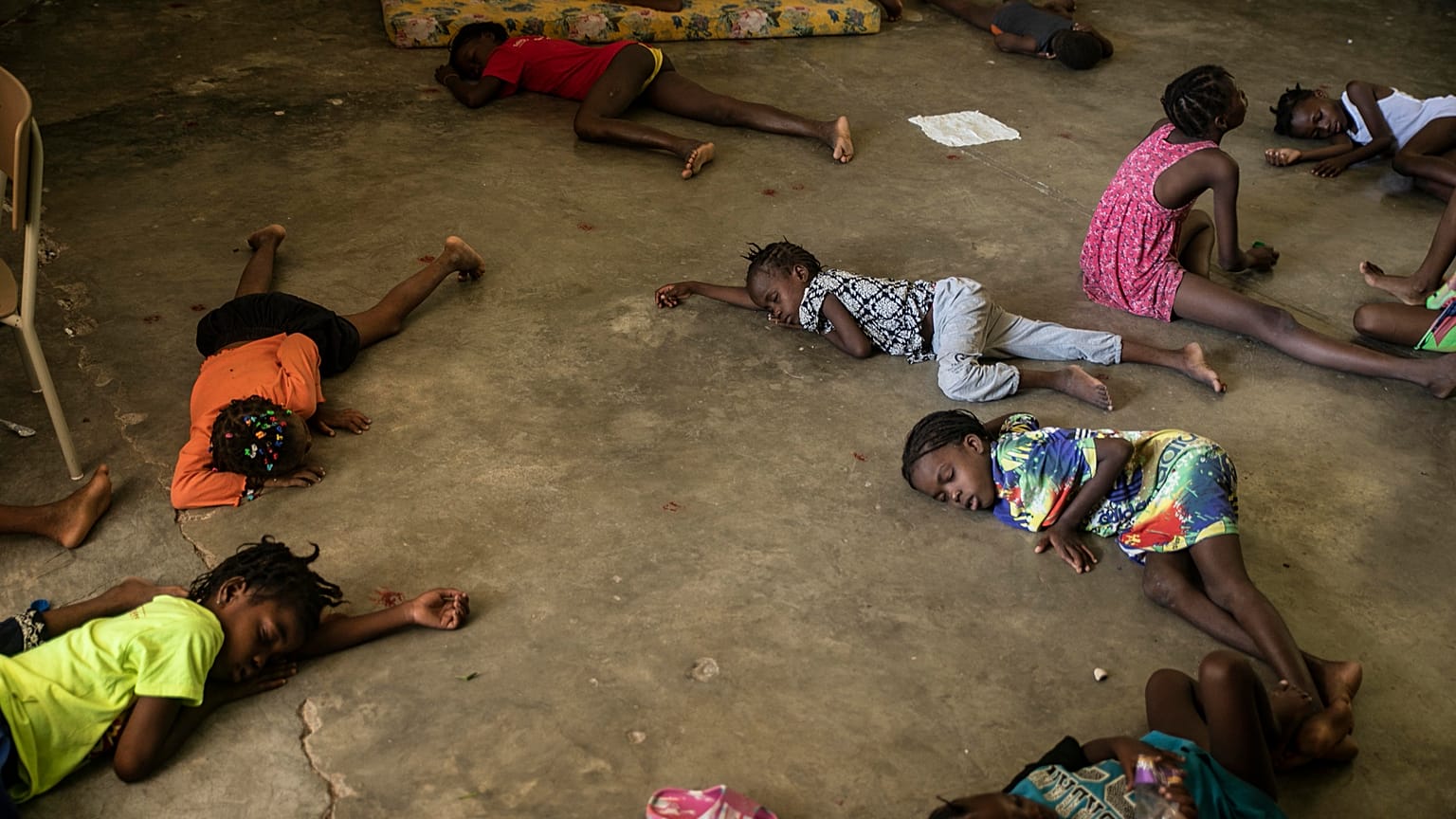 Unos niños duermen en el suelo de la escuela tras verse obligados a abandonar sus hogares en Cité Soleil, en Puerto Príncipe, Haití, el 23 de julio de 2022.
