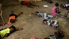 Unos niños duermen en el suelo de la escuela tras verse obligados a abandonar sus hogares en Cité Soleil, en Puerto Príncipe, Haití, el 23 de julio de 2022.