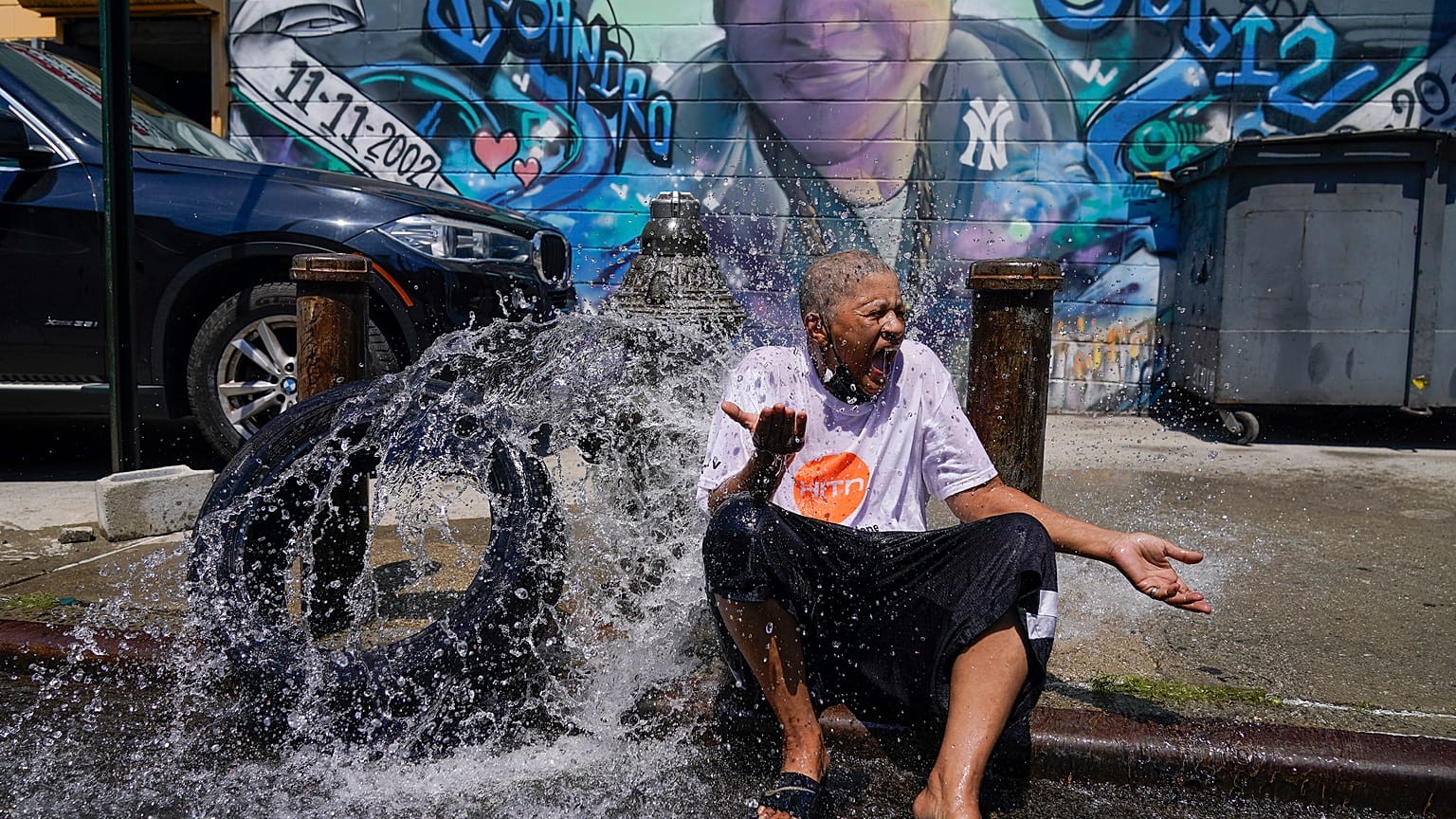 Menschen suchen Abkühlung in New York - zum Beispiel im Brunnen