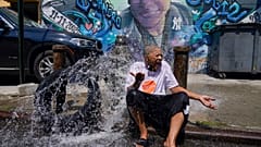 Menschen suchen Abkühlung in New York - zum Beispiel im Brunnen