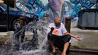 Menschen suchen Abkühlung in New York - zum Beispiel im Brunnen