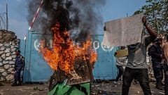 Un habitant tient une pancarte sur laquelle on peut lire ''MONUSCO dehors'' alors qu'il proteste contre la force de maintien de la paix des Nations Unies - le 25 juillet 2022