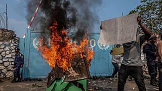 Un habitant tient une pancarte sur laquelle on peut lire ''MONUSCO dehors'' alors qu'il proteste contre la force de maintien de la paix des Nations Unies - le 25 juillet 2022