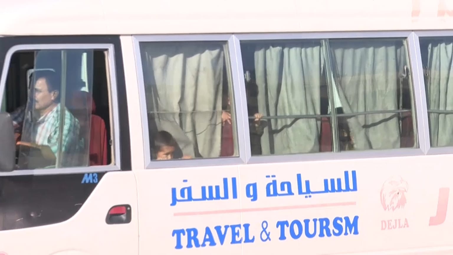 أكراد سوريا يسلمون طاجيكستان 146 فرداً من عائلات جهاديين