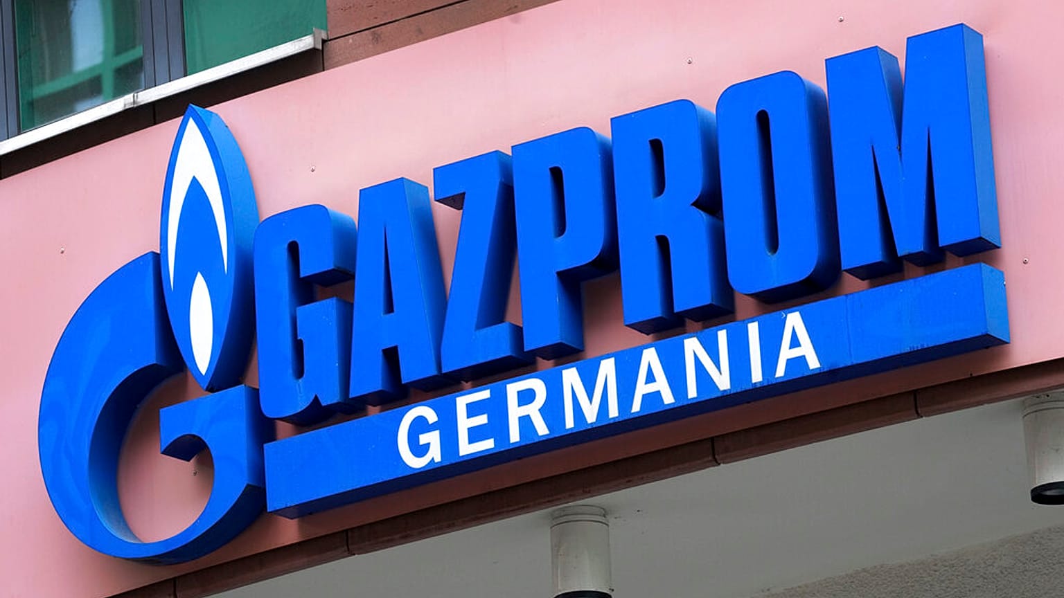 A Gazprom berlini irodája felett a cégér