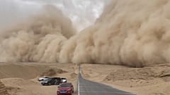 EIne gewaltige Sandwand  baut sich auf.
