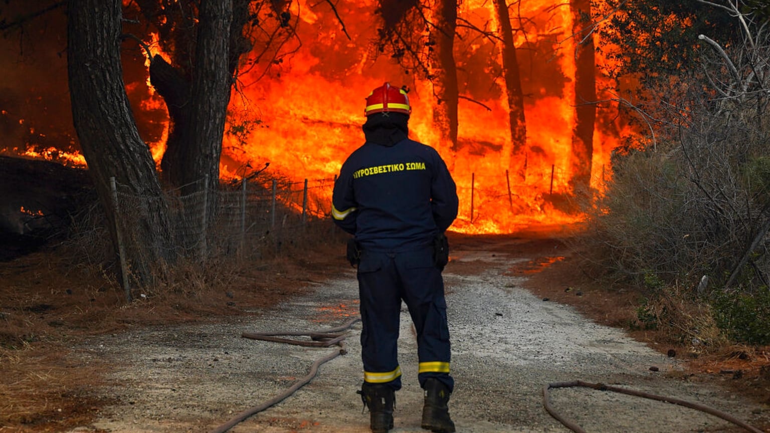 Un pompier face à un feu de forêt près de Vatera, sur l'île de Lesbos, Grèce, le 23 juillet 2022