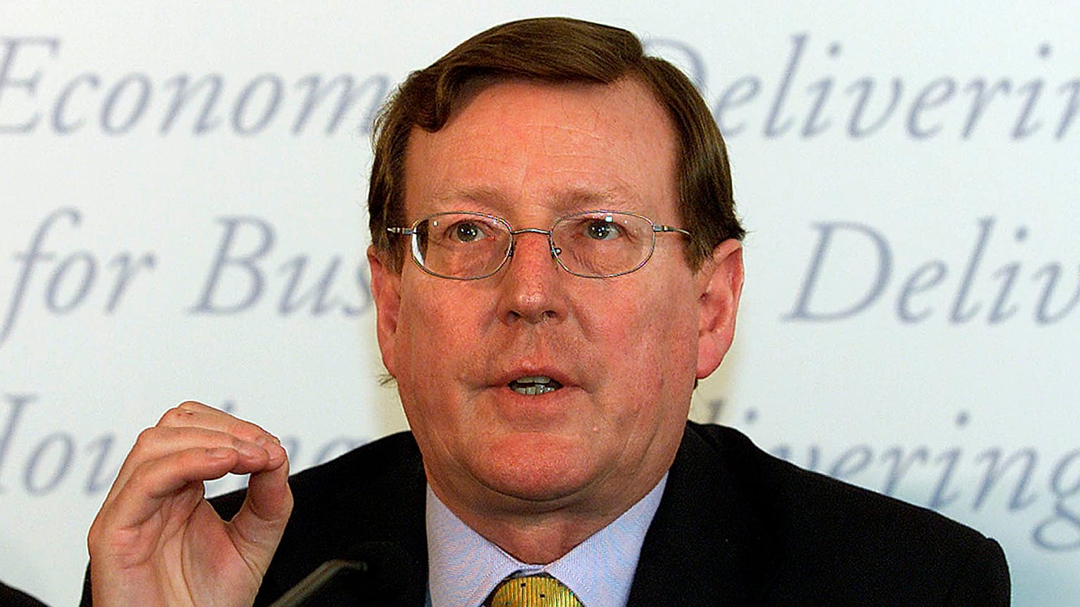 Protestant leader and Northern Ireland First Minister David Trimble gives a press conference in Belfast City Centre, 8 May 2001