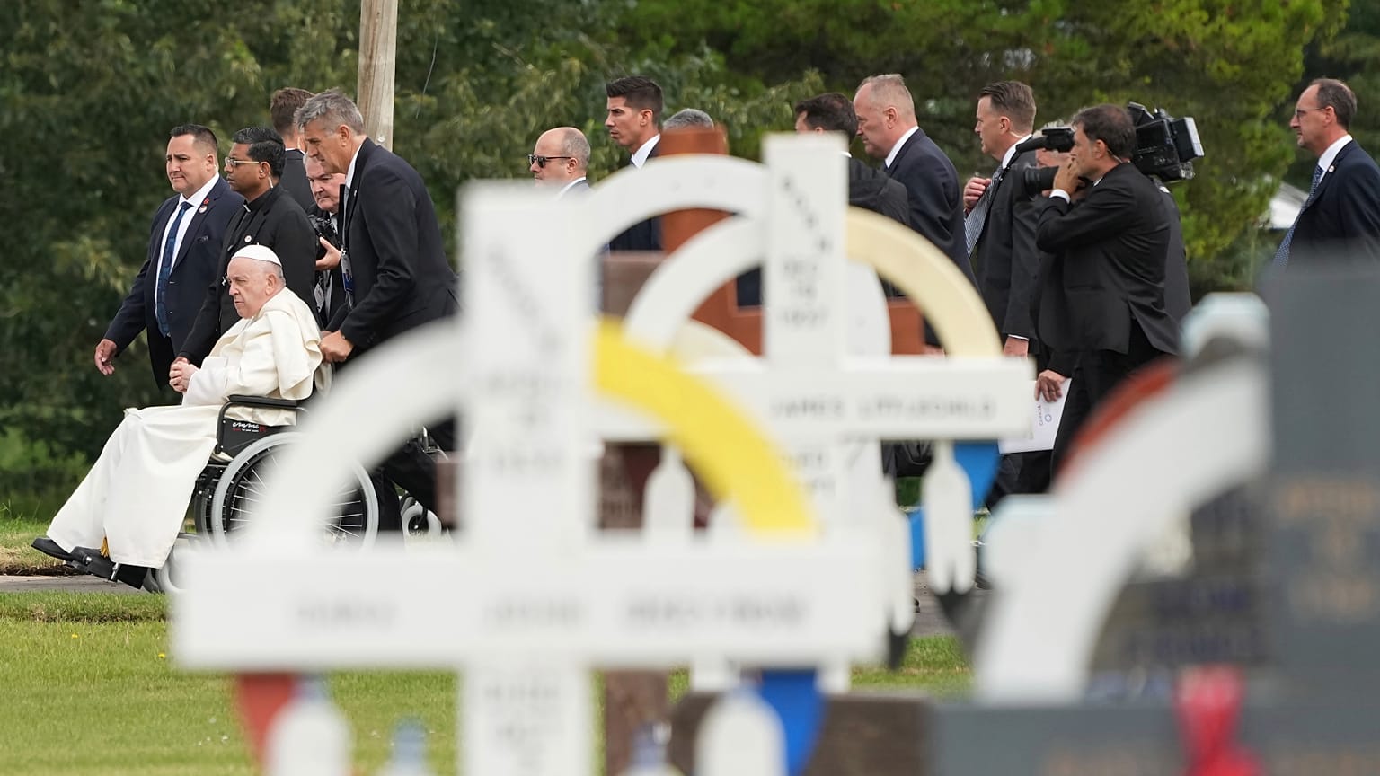 Le Pape François au cimetière d'Ermineskin à Maskwacis, Alberta, au Canada, le lundi 25 juillet 2022.