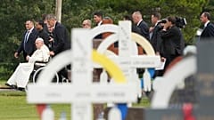 Le Pape François au cimetière d'Ermineskin à Maskwacis, Alberta, au Canada, le lundi 25 juillet 2022.