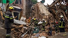 Zerstörung nach einem Raketenangriff in der Stadt Tschugujiw, Ukraine