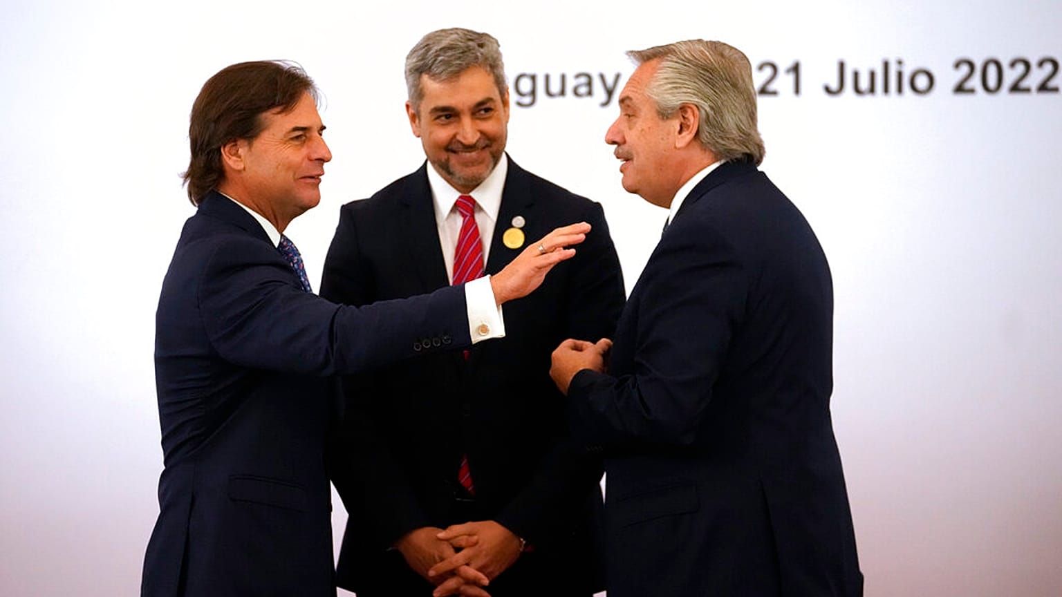 El presidente de Uruguay junto a los presidentes de Paraguay y de Argentina en la cumbre del Mercosur, el 21 de julio de 2022