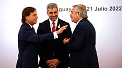 El presidente de Uruguay junto a los presidentes de Paraguay y de Argentina en la cumbre del Mercosur, el 21 de julio de 2022