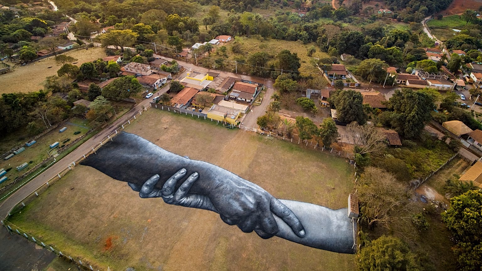 Vue aérienne de l'œuvre de l'artiste français Saype, réalisée à Brumadinho, dans l'Etat brésilien du  of Minas Gerais, le 24 juillet 2022