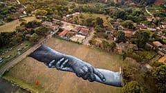 Vue aérienne de l'œuvre de l'artiste français Saype, réalisée à Brumadinho, dans l'Etat brésilien du  of Minas Gerais, le 24 juillet 2022