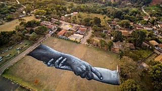 Vue aérienne de l'œuvre de l'artiste français Saype, réalisée à Brumadinho, dans l'Etat brésilien du of Minas Gerais, le 24 juillet 2022