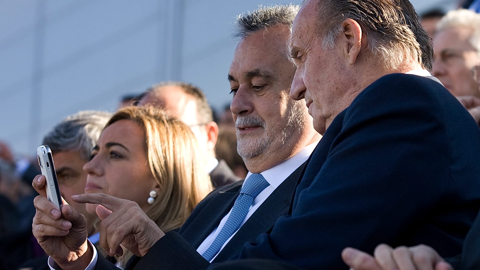 EL expresidente andaluz, José Antonio Griñán, en una foto de 2009 con el rey Don Juan Carlos