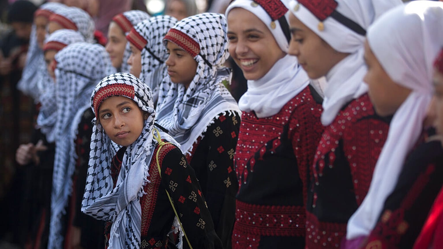 فتيات فلسطينيات يرتدين الفساتين التقليدية في مظاهرة بمناسبة يوم العادات التقليدية الفلسطينية، في مدينة غزة، الثلاثاء 30 يوليو 2019