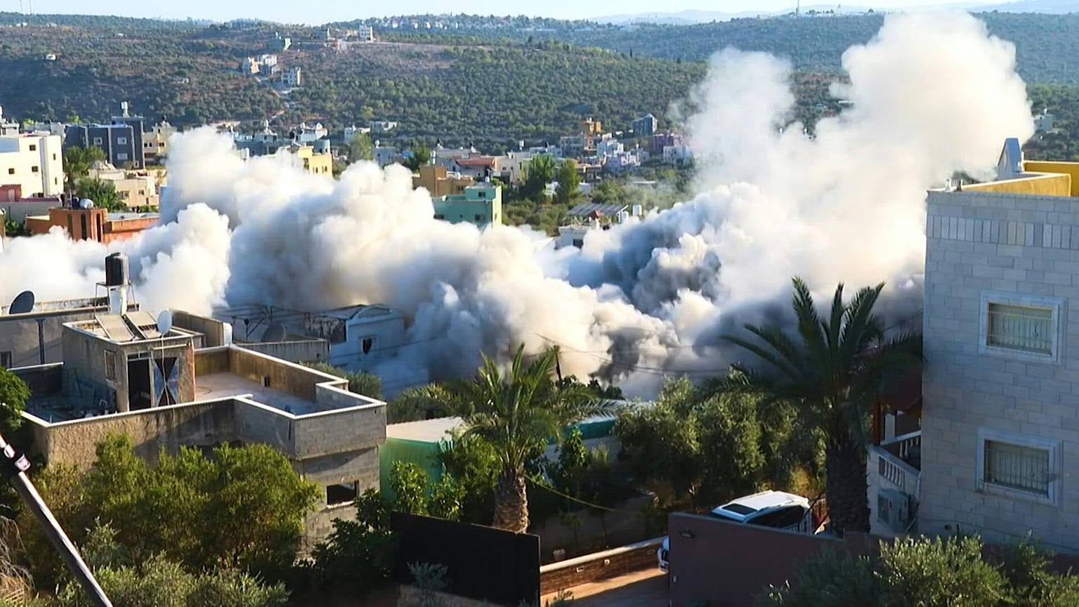 الجيش الإسرائيلي يفجر منزل فلسطيني متهم بقتل حارس إسرائيلي