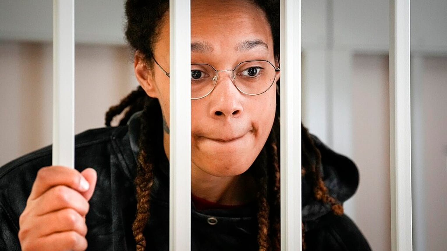 Brittney Griner esperando antes de su quinta comparencia en un tribunal cerca de Moscú en el juicio que le acusa de posesión y contrabando de drogas