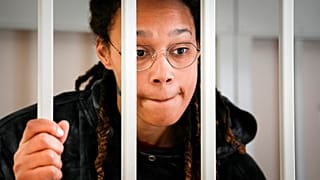 Brittney Griner esperando antes de su quinta comparencia en un tribunal cerca de Moscú en el juicio que le acusa de posesión y contrabando de drogas