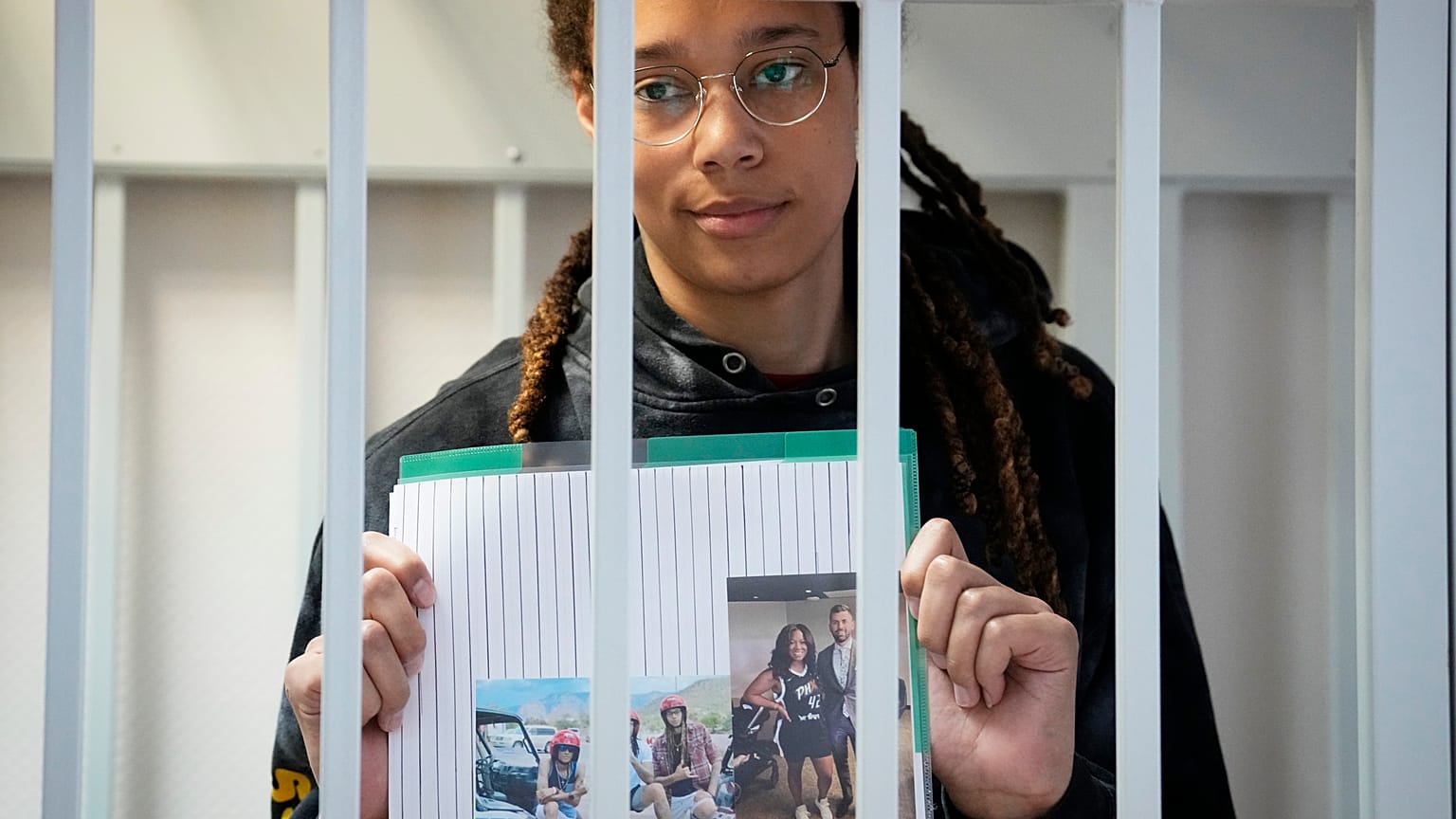 Die zweifache olympische Goldmedaillengewinnerin Griner im Gericht vor der Anhörung am Dienstag (26. Juli 2022) 