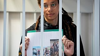 Die zweifache olympische Goldmedaillengewinnerin Griner im Gericht vor der Anhörung am Dienstag (26. Juli 2022) 