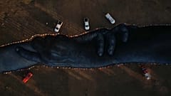 Die Hände stehen als Symbol für Freundschaft, Dialog, und Solidarität
