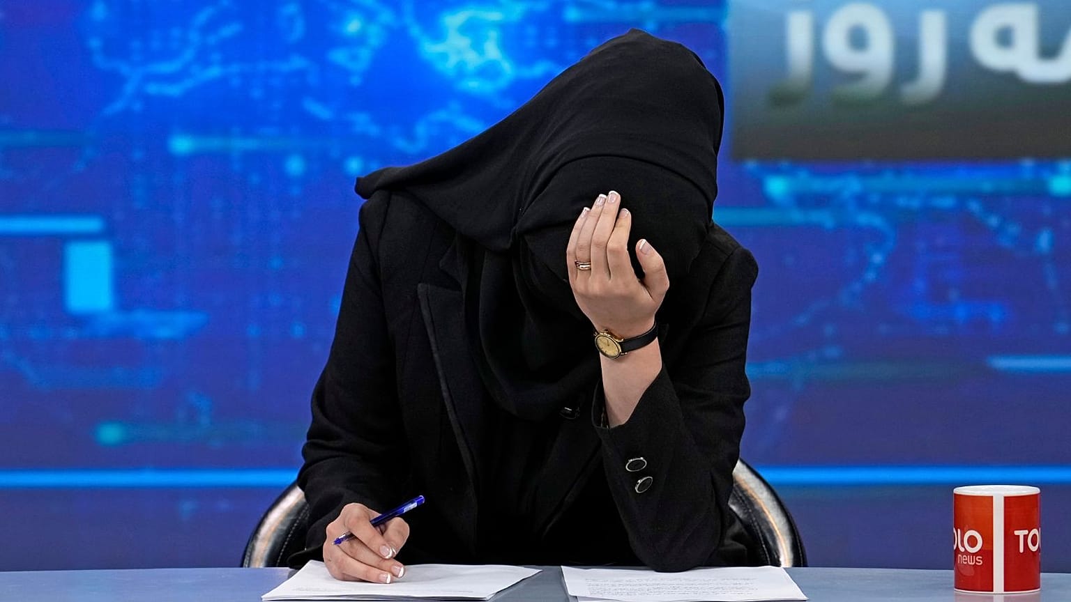خاطره احمدی مجری تلویزیون هنگام خواندن اخبار در طلوع نیوز در کابل، افغانستان