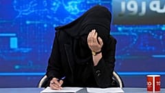 خاطره احمدی مجری تلویزیون هنگام خواندن اخبار در طلوع نیوز در کابل، افغانستان