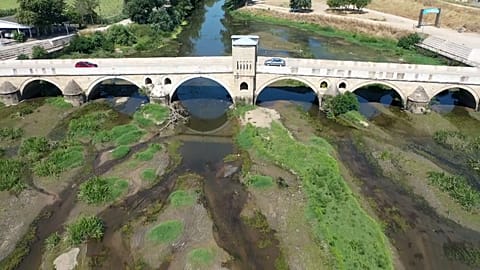 Yaz mevsiminin aşırı kurak geçmesi sonrası Meriç Nehri'nde sular çekildi ve adacıklar oluştu.