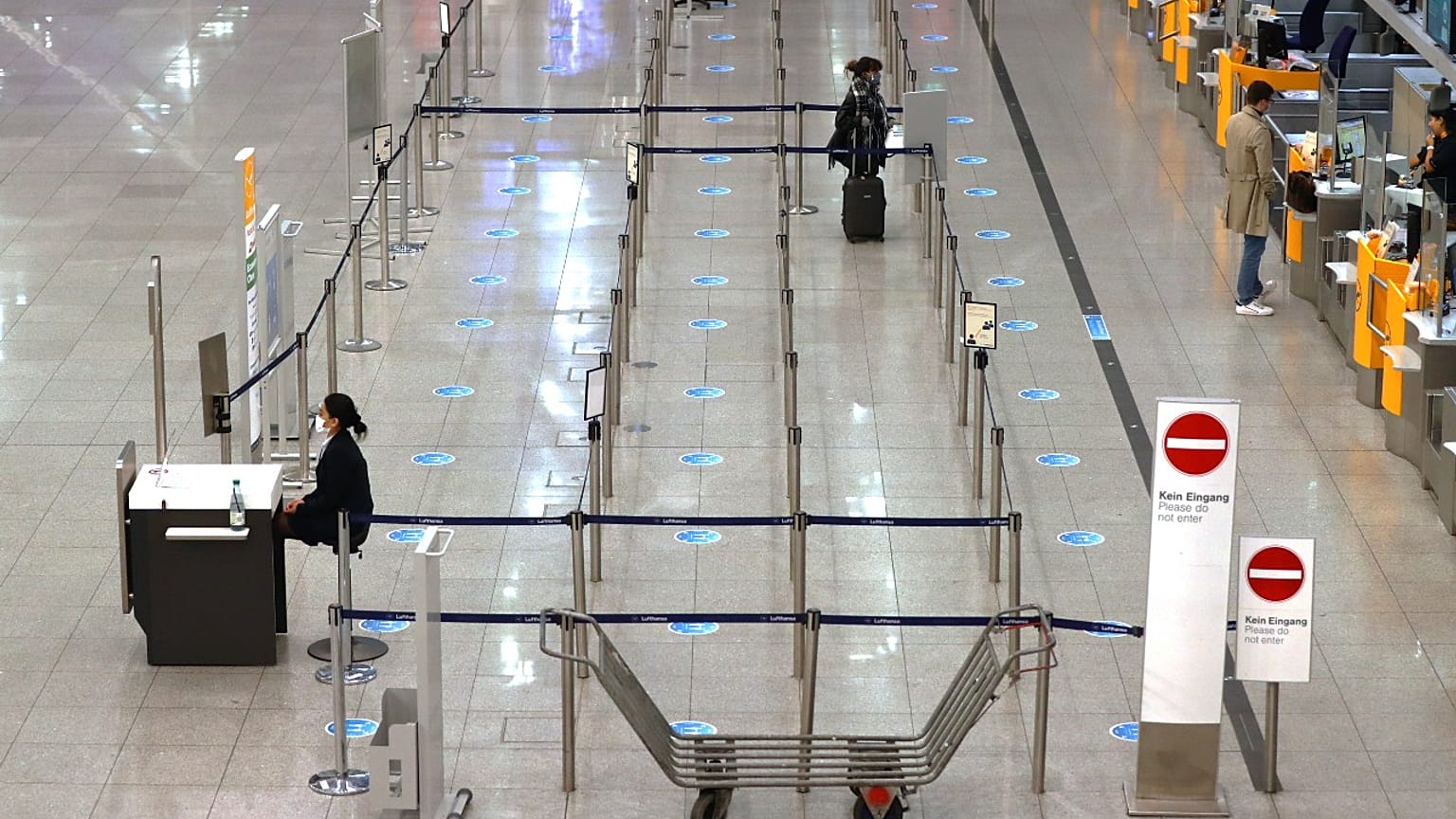 موظف في شركة الطيران الألمانية لوفتهانزا خلال الإضراب في مطار ميونيخ، ألمانيا