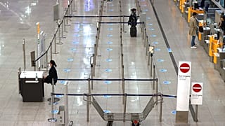 موظف في شركة الطيران الألمانية لوفتهانزا خلال الإضراب في مطار ميونيخ، ألمانيا