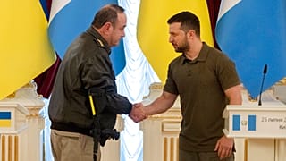 Alejandro Giammattei guatemalai elnök és Volodimir Zelenszkij ukrán elnök hétfőn Kijevben