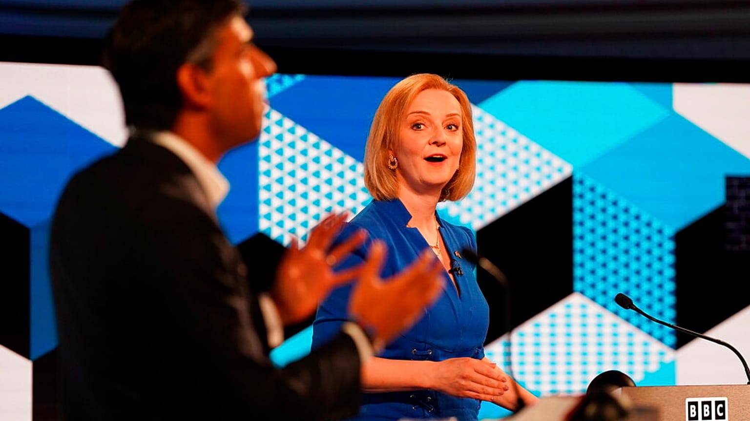 Rishi Sunak e Liz Truss lutam para substituir Boris Johnson