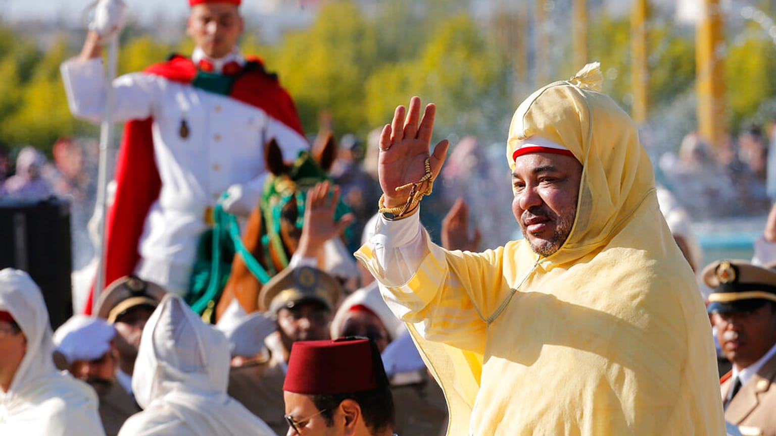 الملك المغربي محمد السادس يلوح للمواطنين خلال مراسم البيعة بقصر الملك بالرباط، المغرب، الخميس 31 يوليو 2014 